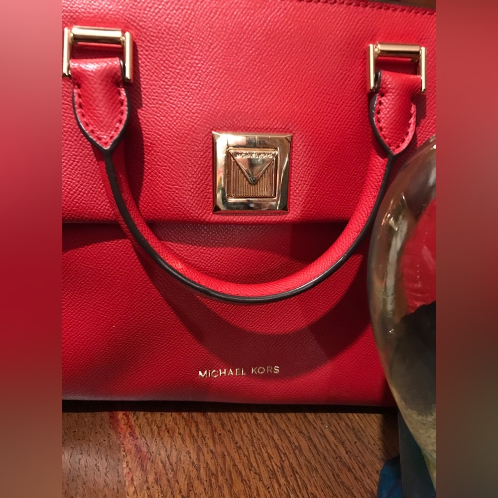 SOLD‼️AUTHENTIC MICHAEL KORS HANDBAG (USED ONCE) GORGEOUS RED COLOR SEEALL LPICS - Picture 2 of 13